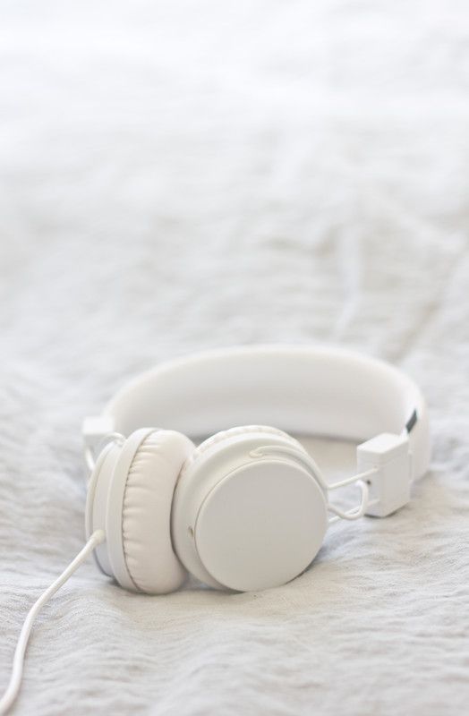 casque de musique blanc sur un drap blanc