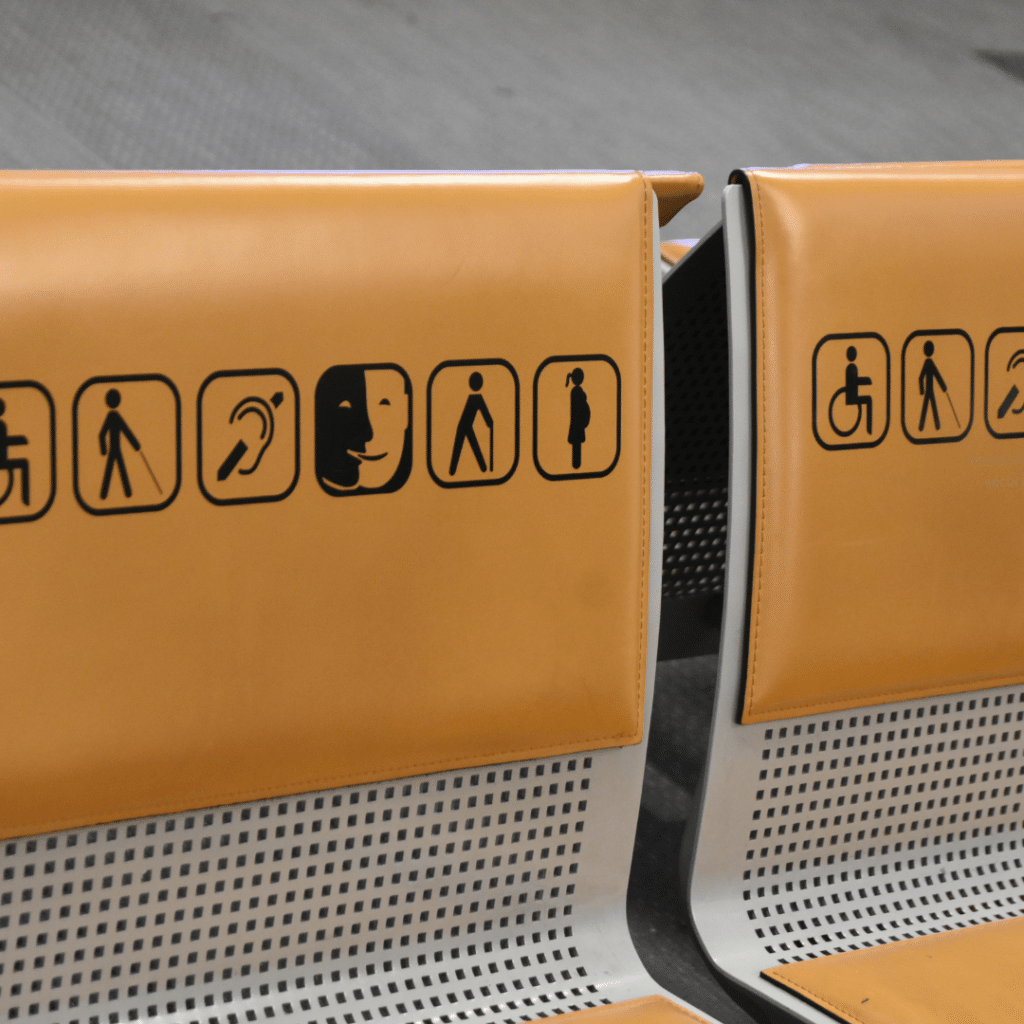 Accessibilité ERP, pictogrammes PMR et handicap intégrés dans un établissement recevant du public.
