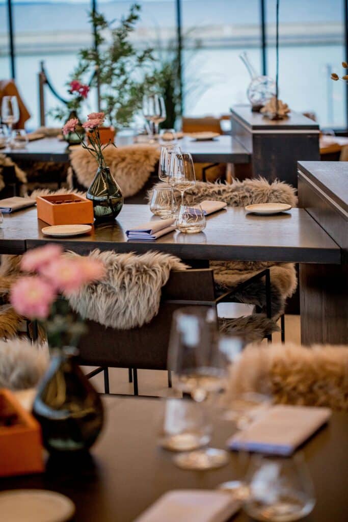 Bar vivant, alcôve intime et grande tablée dans un même restaurant.