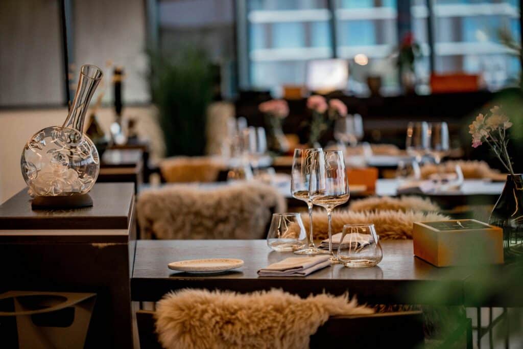 Bar vivant, alcôve intime et grande tablée dans un même restaurant.