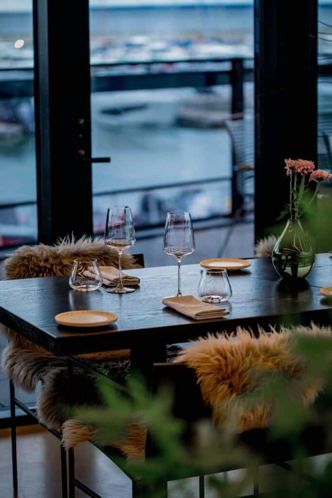 Bar vivant, alcôve intime et grande tablée dans un même restaurant.