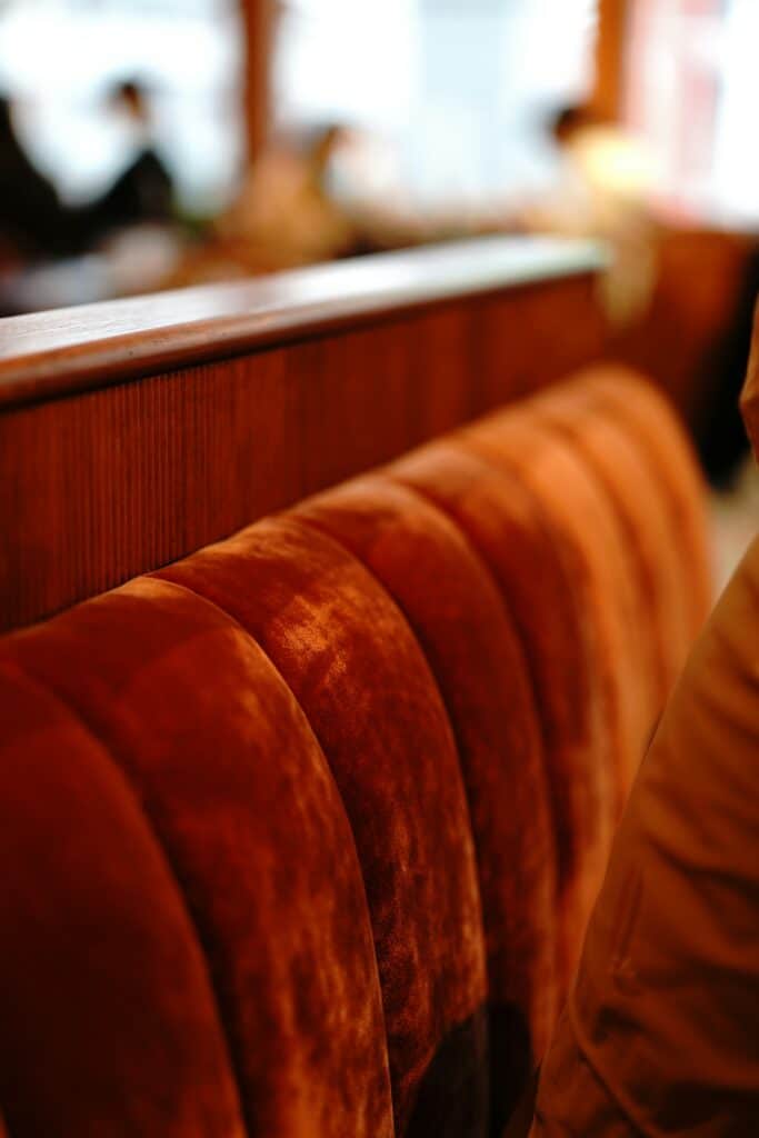 Banquette en velours absorbant le bruit dans un restaurant cosy