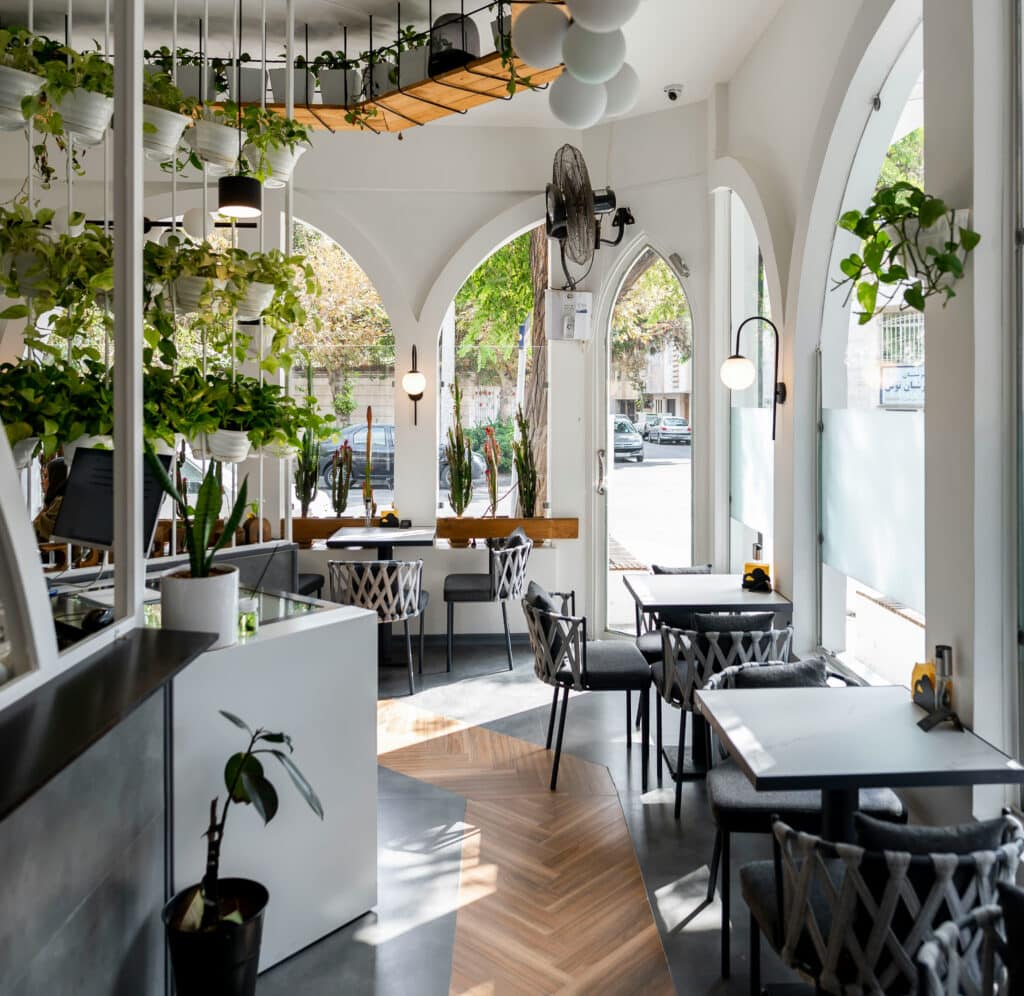 Vue de salle de restaurant avec circulation fluide vers la terrasse.