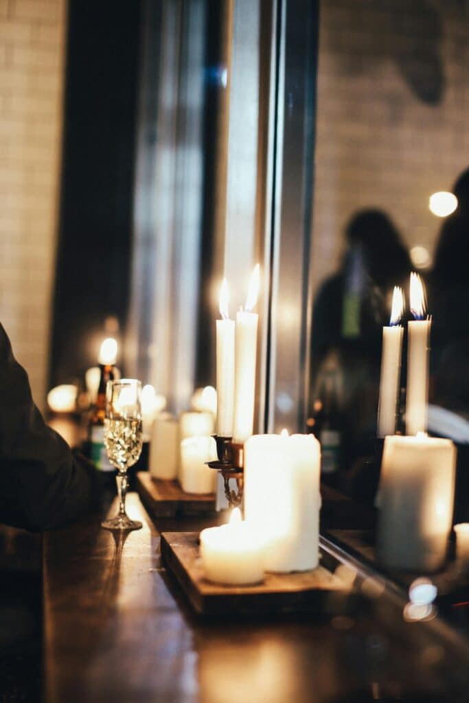 Lumière douce mettant en valeur une table de restaurant et des verres.