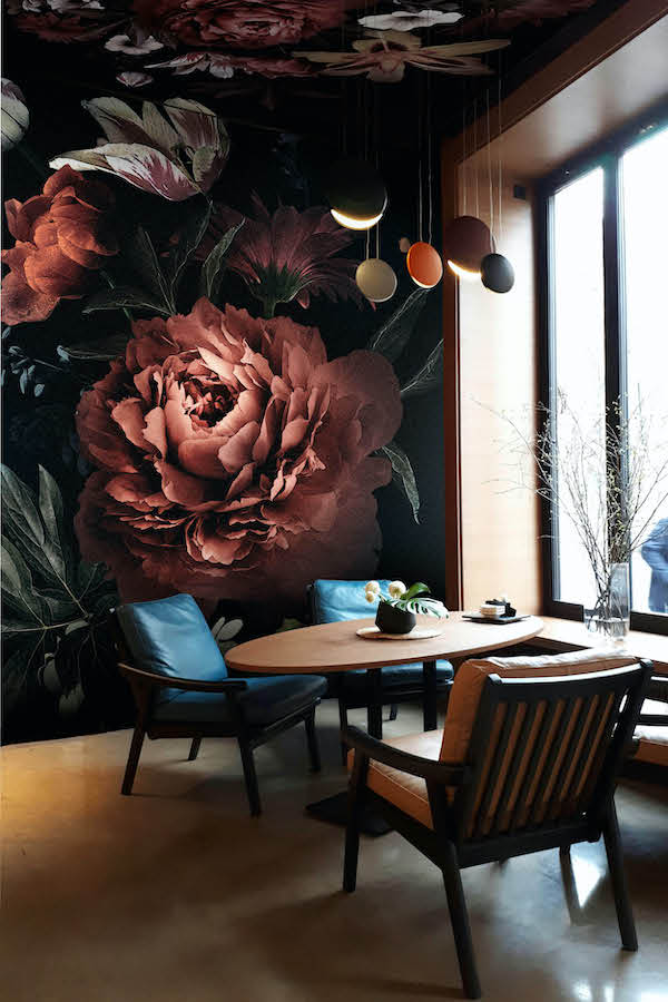 Toile tendue acoustique imprimée au plafond et aux murs, d’un restaurant design