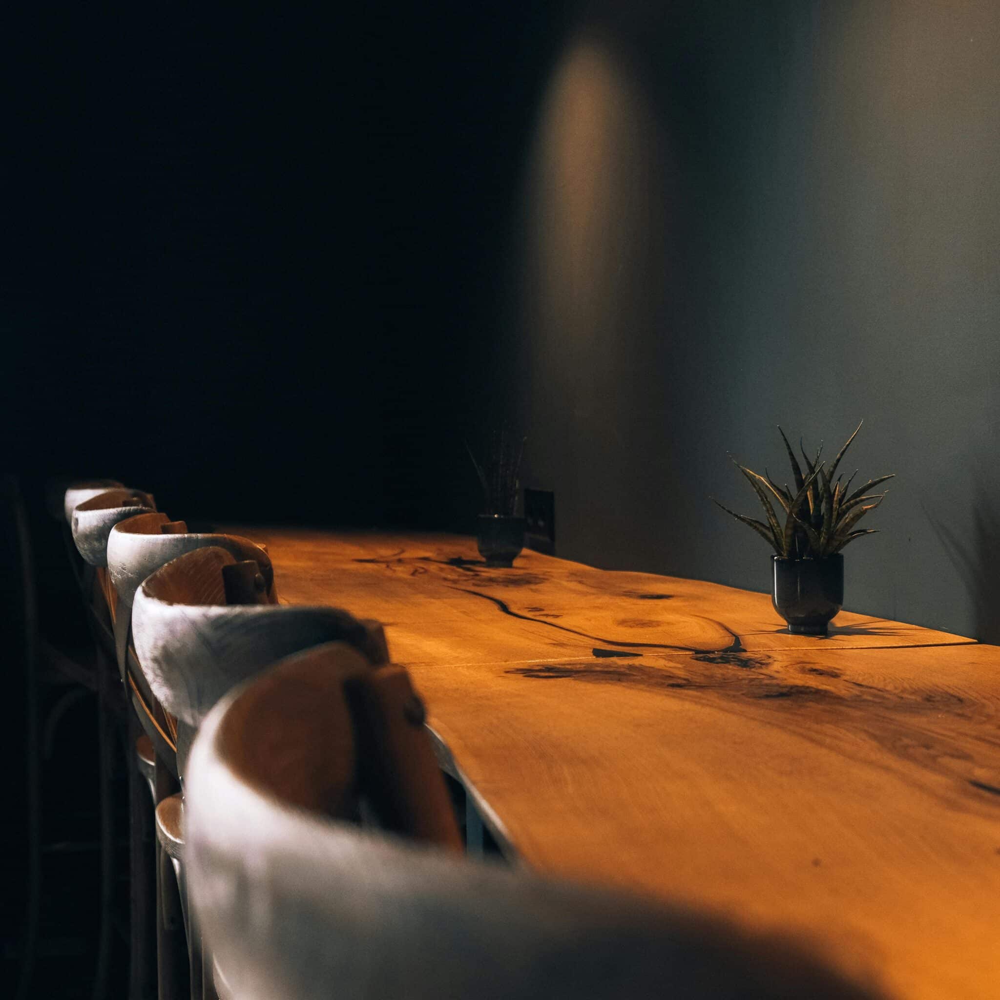 Zoom sur une table haute en bois, en enfilade