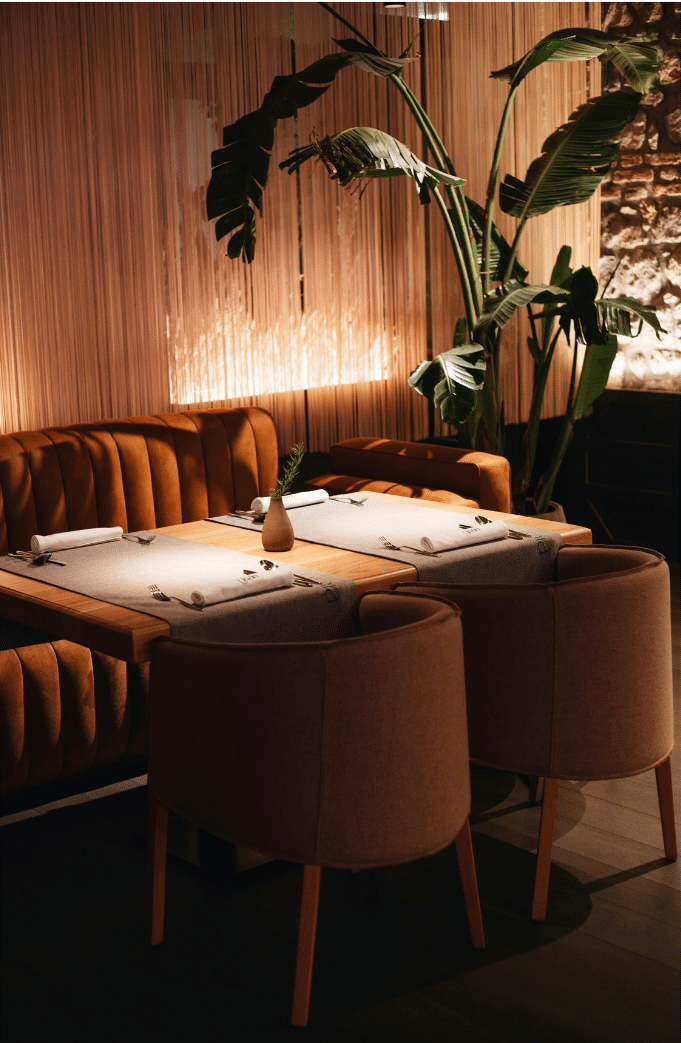 Table de restaurant avec assises confortables et élégantes
