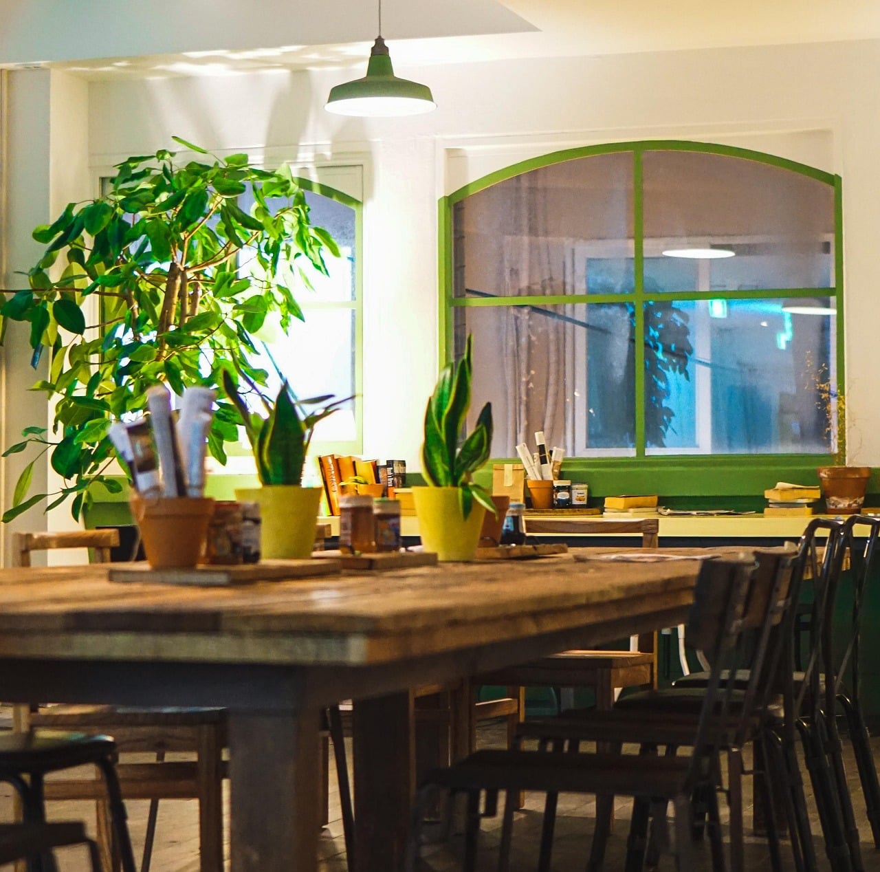 Ambiance de restaurant convivial, avec de la végétation et dans les ton vert et jaune