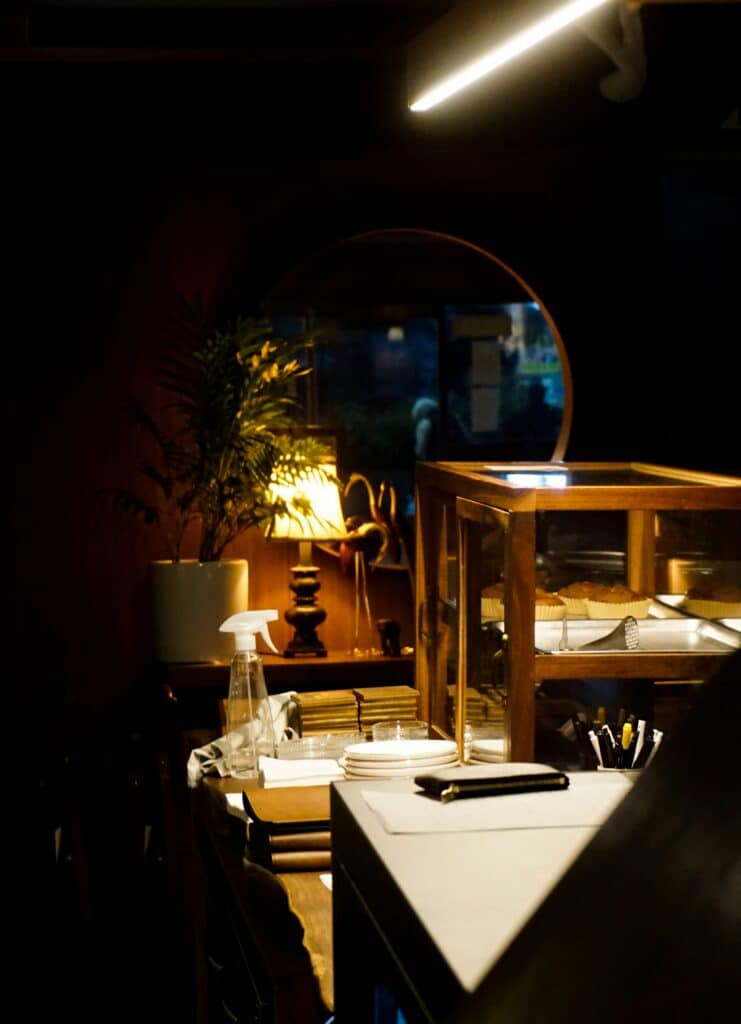 Éclairage de restaurant travaillé pour créer une ambiance chaleureuse et immersive, lumière douce valorisant les volumes et l’expérience client.