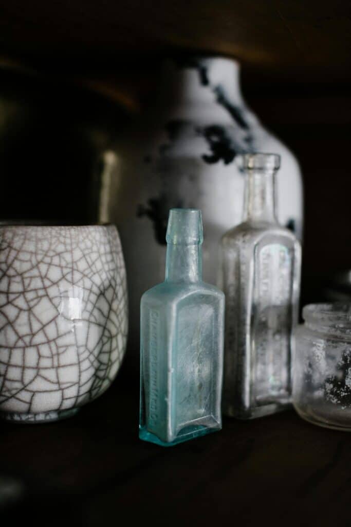 Objets en verre et céramique aux textures variées, renforçant l’identité sensorielle d’un espace professionnel.