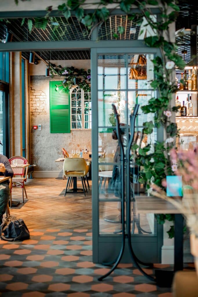 Palette de couleurs harmonieuse dans un restaurant renforçant l’identité du lieu, l’appétence visuelle et l’ambiance globale.