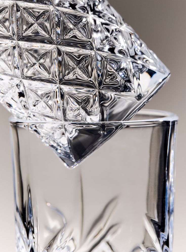 Détail de verre travaillé révélant la transparence et la texture, utilisé comme élément sensoriel dans un espace professionnel.