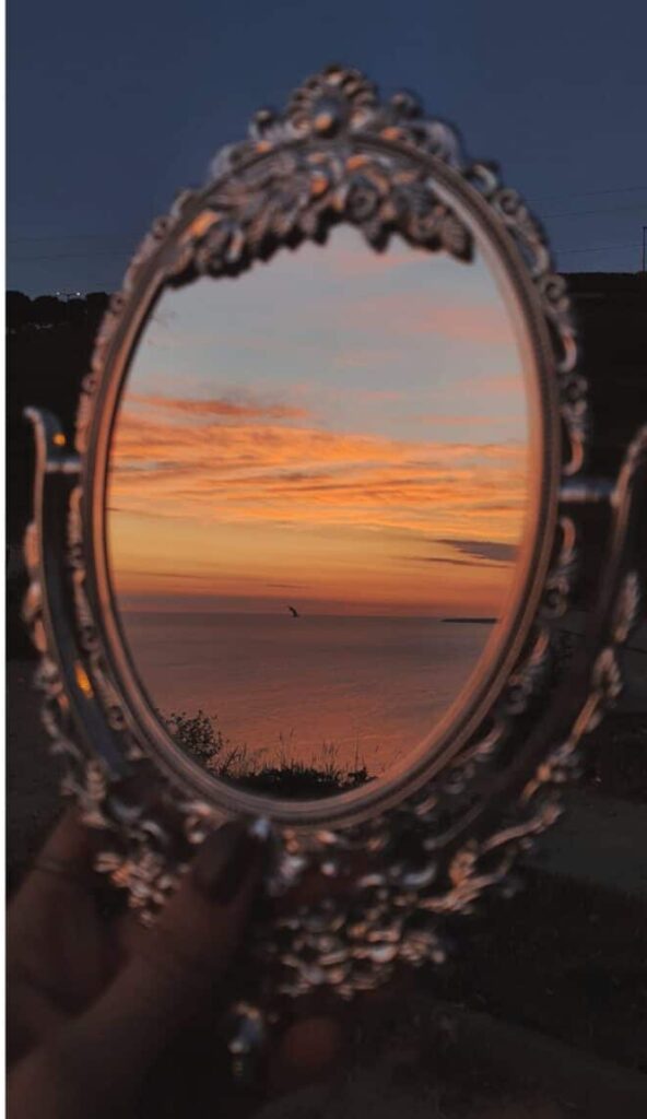 Reflet de paysage dans un miroir, illustrant le dialogue entre matière, lumière et émotion dans l’aménagement intérieur.