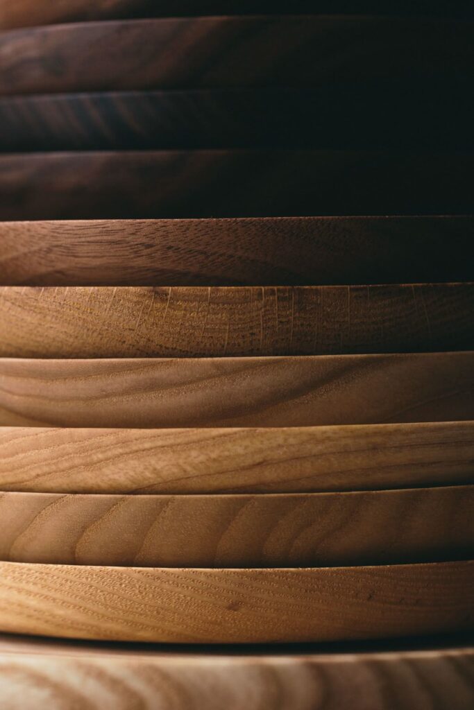 Détail de bois massif travaillé, révélant la texture et la profondeur des matières naturelles dans un espace professionnel.