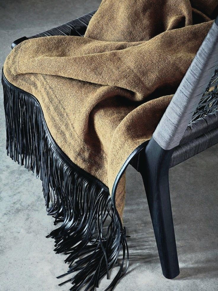 Textile épais posé sur une assise, contribuant au confort et à l’atmosphère apaisée d’un espace professionnel.