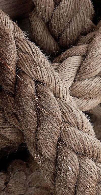Détail de fibres naturelles tressées, évoquant la texture, la chaleur et l’authenticité des matières dans les espaces professionnels.