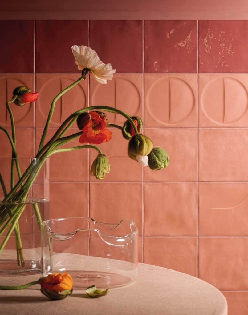 Carrelage en terre cuite et mobilier en bois dans un espace de restauration, favorisant une atmosphère chaleureuse et accueillante.