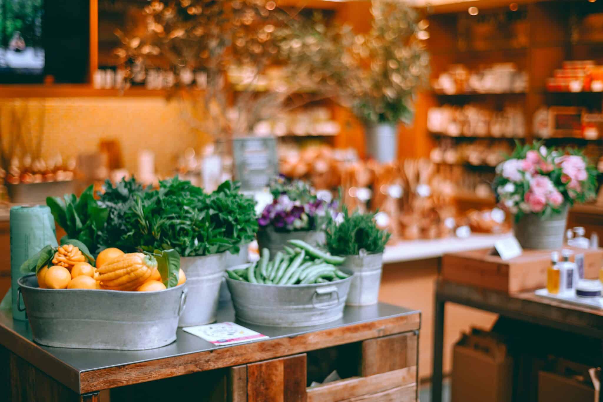 Mise en scène de produits frais dans une épicerie fine favorisant l'expérience client et la découverte.