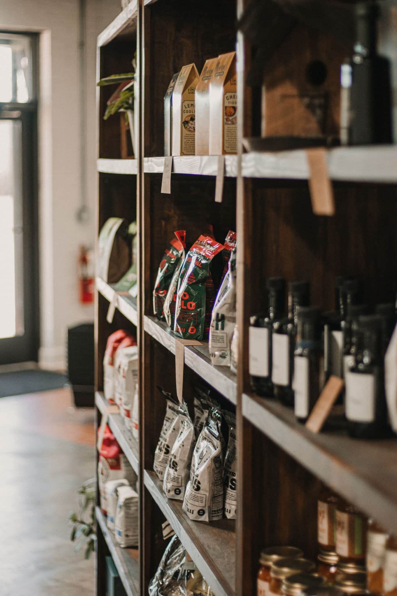 Mobilier en bois et présentation de produits dans une épicerie fine à l'ambiance authentique.