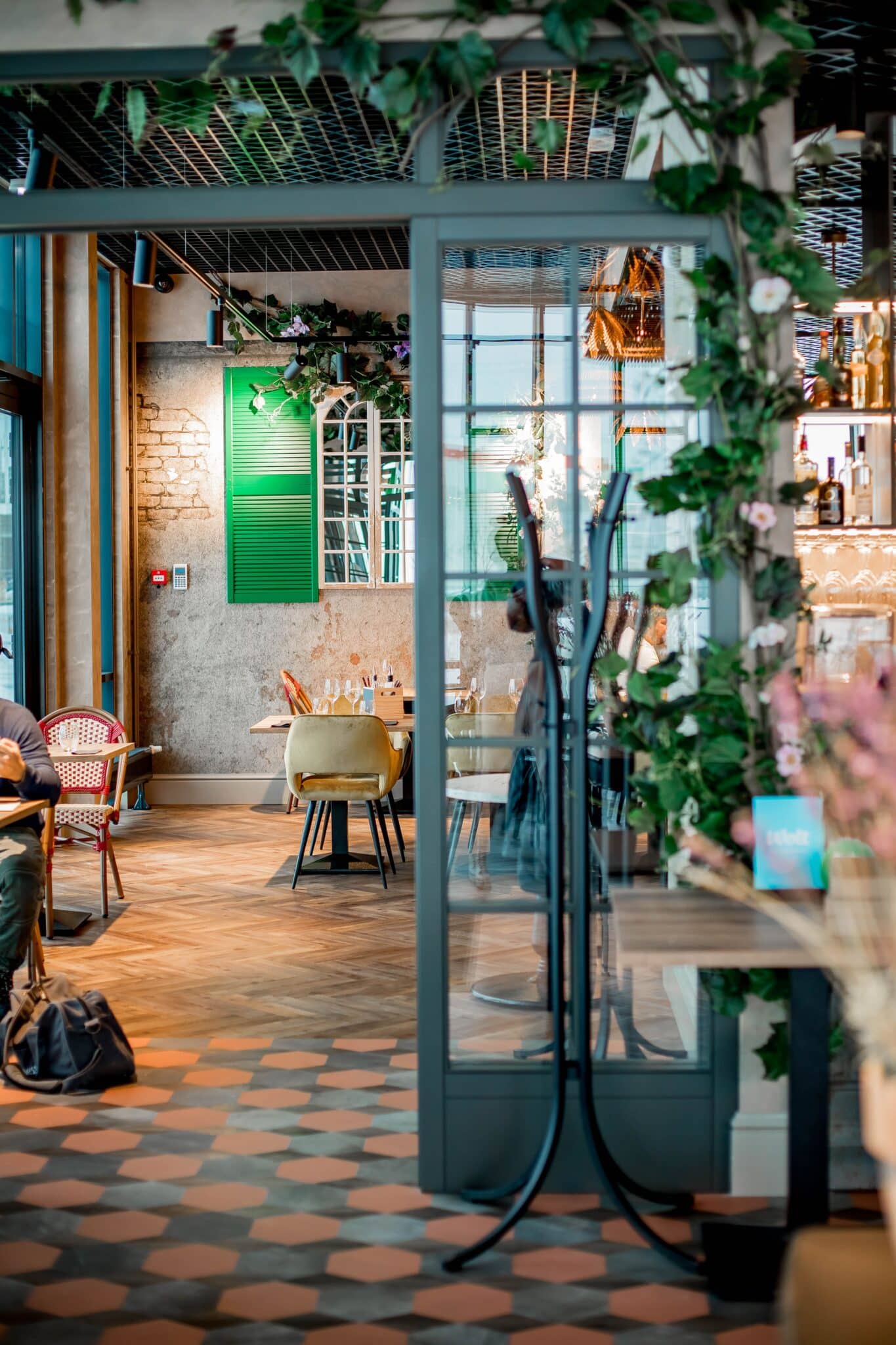 Architecture intérieure d'un restaurant mêlant matériaux naturels, végétation et décoration immersive. Un exemple d'espace pensé pour offrir une expérience client unique dans un établissement recevant du public.