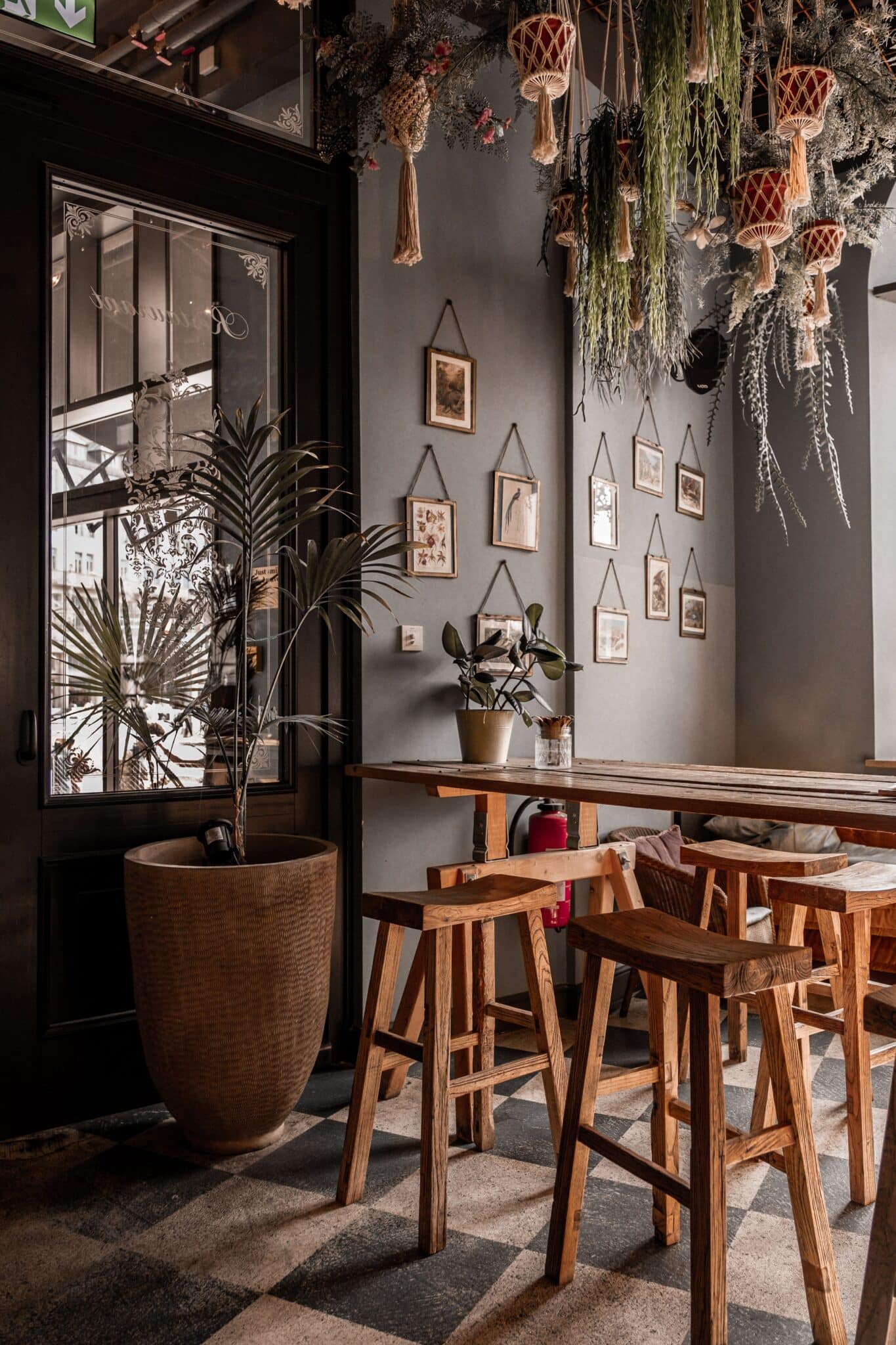 La décoration suspendue, les revêtements muraux et le mobilier participent pleinement à l'identité d'un restaurant. Dans un ERP, chacun de ces éléments doit également répondre aux exigences de sécurité incendie.