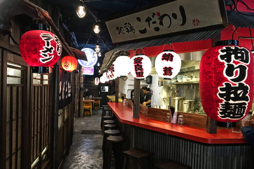 Le restaurant Kodawari Ramen,  téléportation dans une rue du vieux Tokyo