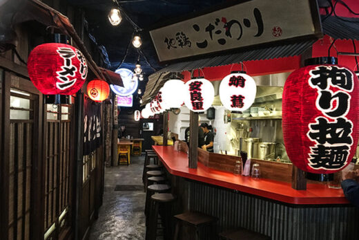 Le restaurant Kodawari Ramen, téléportation dans une rue du vieux Tokyo