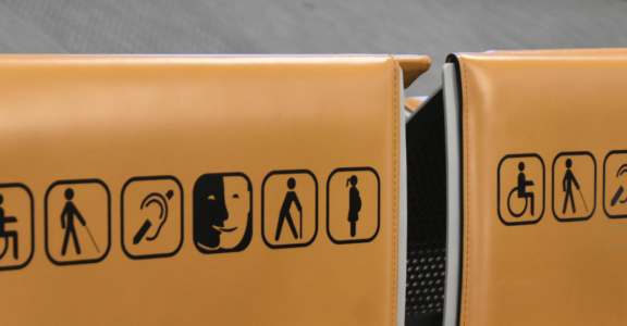 Accessibilité ERP, pictogrammes PMR et handicap intégrés dans un établissement recevant du public.