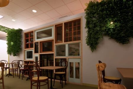 Espace salle avec fenêtres anciennes détournées en décoration murale