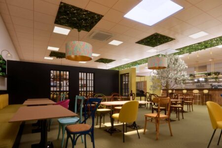 Espace salle du restaurant avec mix de chaises colorées et tables en bois