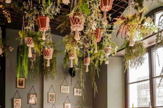Ambiance intérieure de restaurant exprimant une identité forte, atmosphère chaleureuse et cohérente traduisant l’univers culinaire dès l’entrée.