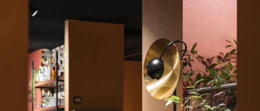 endances déco mêlant couleurs, matières et mobilier dans un espace d’accueil
