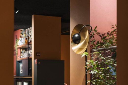 endances déco mêlant couleurs, matières et mobilier dans un espace d’accueil